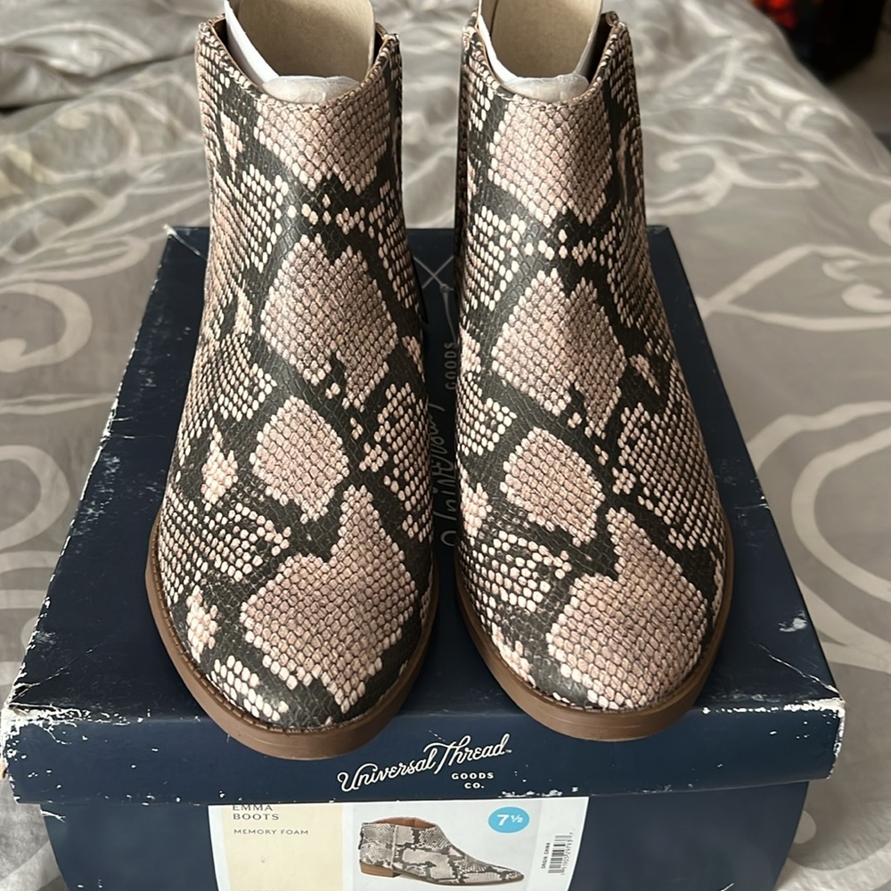 New inbox, universal thread, python, print boots, size 7 1/2